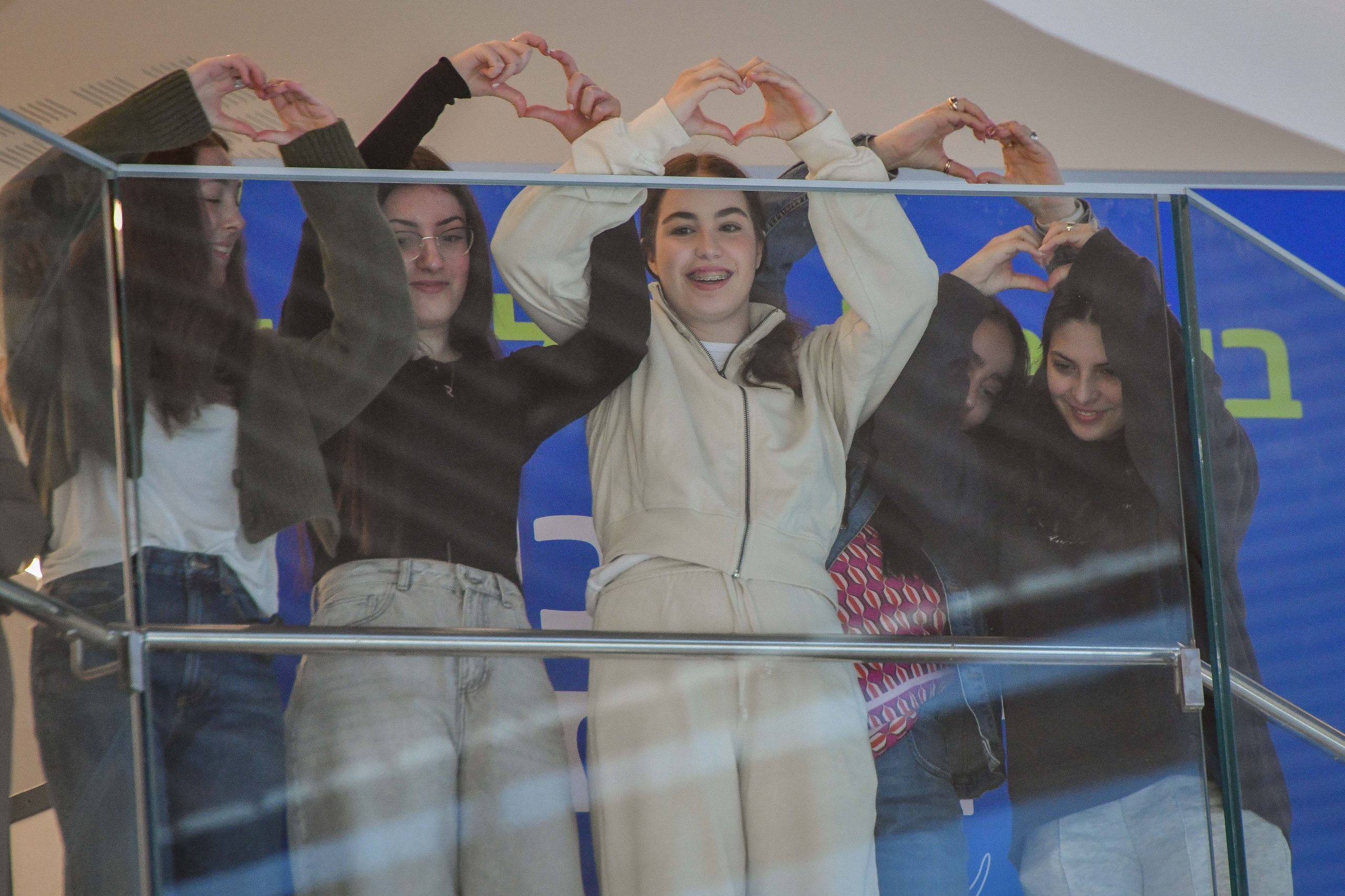 תמונת היום: חמש התצפיתניות שולחות לב לעם ישראל
