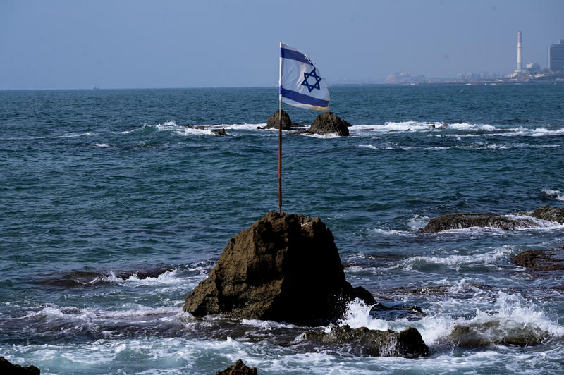 אישה כבת שבעים טבעה בחוף הילטון: מצבה אנוש