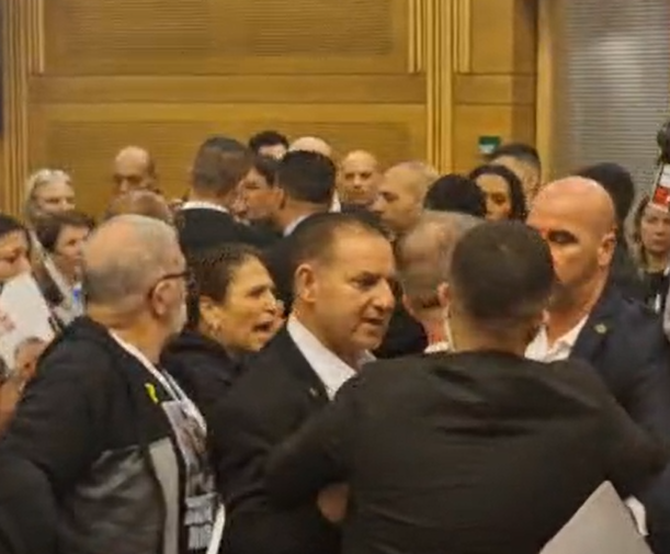 עצוב: משפחות שכולות ומשפחות חטופים התעמתו בכנסת