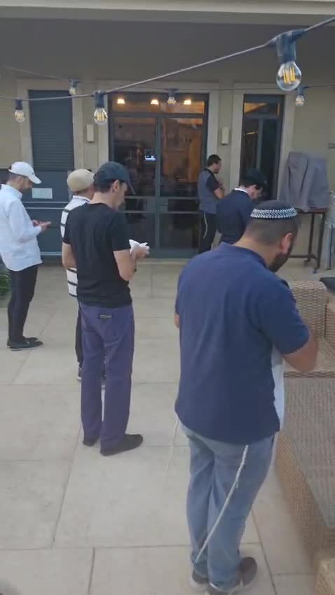 בצלאל בורוכוב הקאסט מתפלל