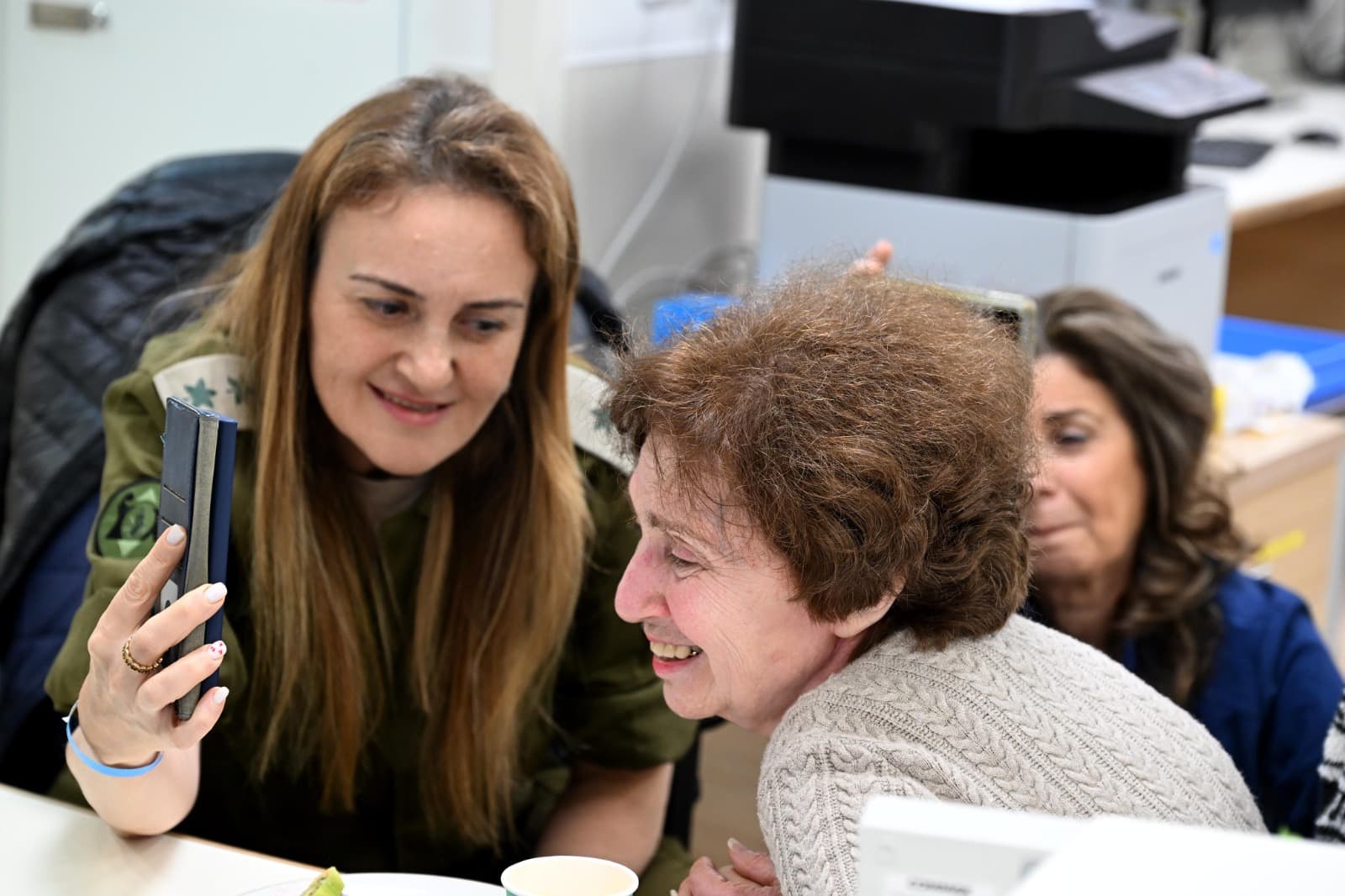 אירנה, סבתו של אלכסנדר (סשה) טרופנוב, בשיחת וידאו ראשונה. |