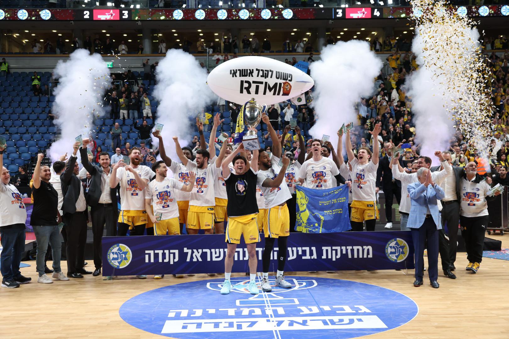 מכבי תל אביב מניפה את הגביע |