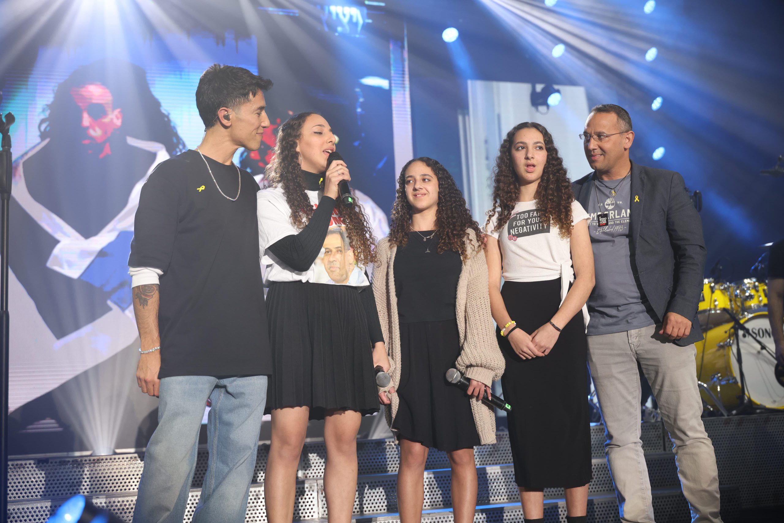 שבוע אחרי שחרור החטופים: בני המשפחות על הבמה עם קרן פלס. צפו