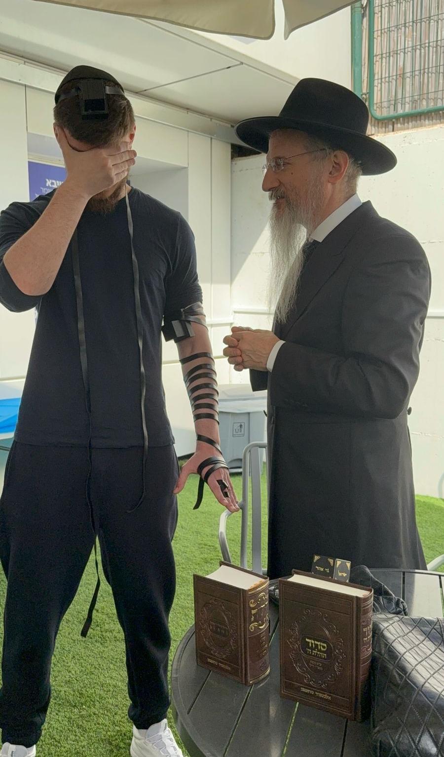 סשה טרופנוב מניח תפילים לראשונה בחייו