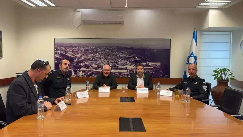 סמוטריץ' כץ והמפכל לאחר החתימה על הסכם שכר השוטרים