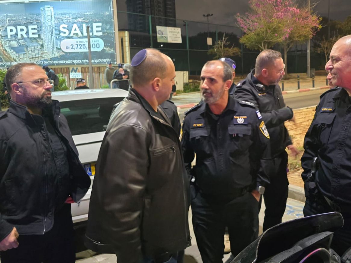 מפכ"ל המשטרה עם ראש עיריית בת ים במקום הפיצוץ (דוברות עיריית בת ים)