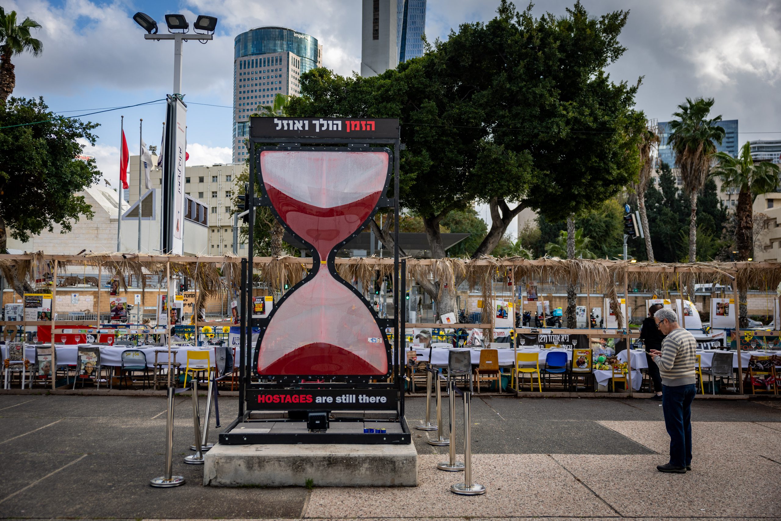 "זה המקום שחיזק אותה בשבי": לירי אלבג הגיעה לכיכר החטופים