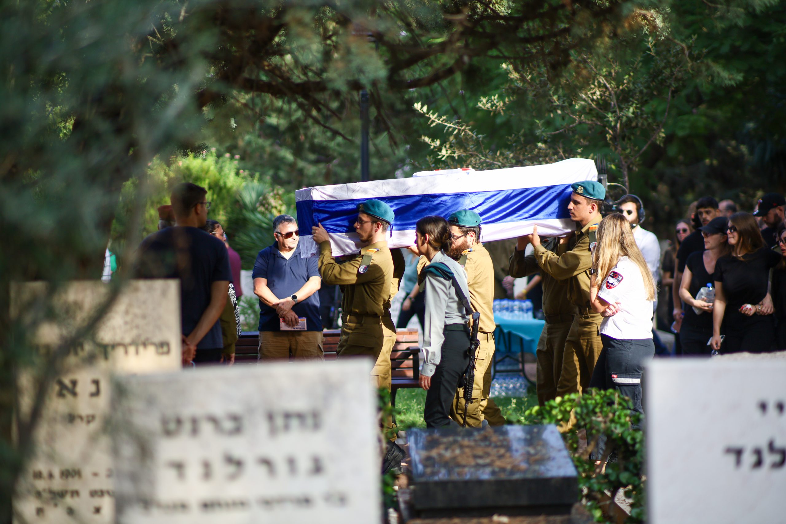 הלוויה של ירין פלד הי"ד שנפלה בקרב על בקרב על מוצב נחל עוז |
