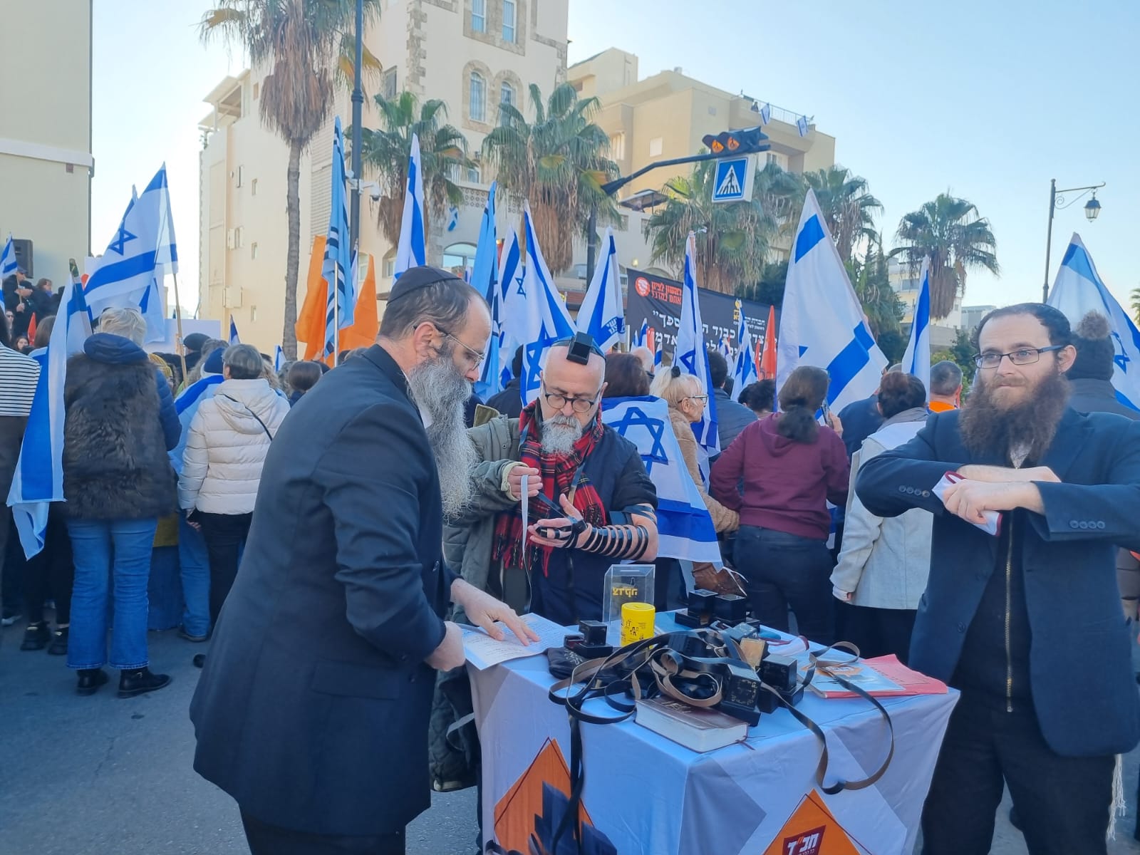 תפילין בכתום: אלפים מניחים תפילין לזכר משפחת ביבס