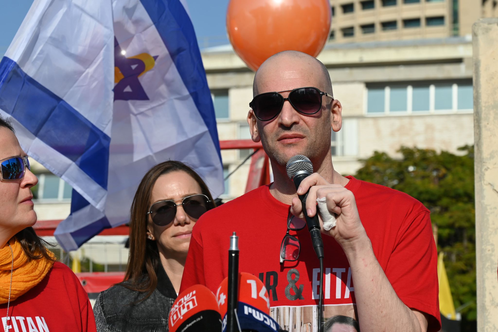 יאיר הורן הגיע לכיכר החטופים: "אף אחד לא צריך לעבור את זה"
