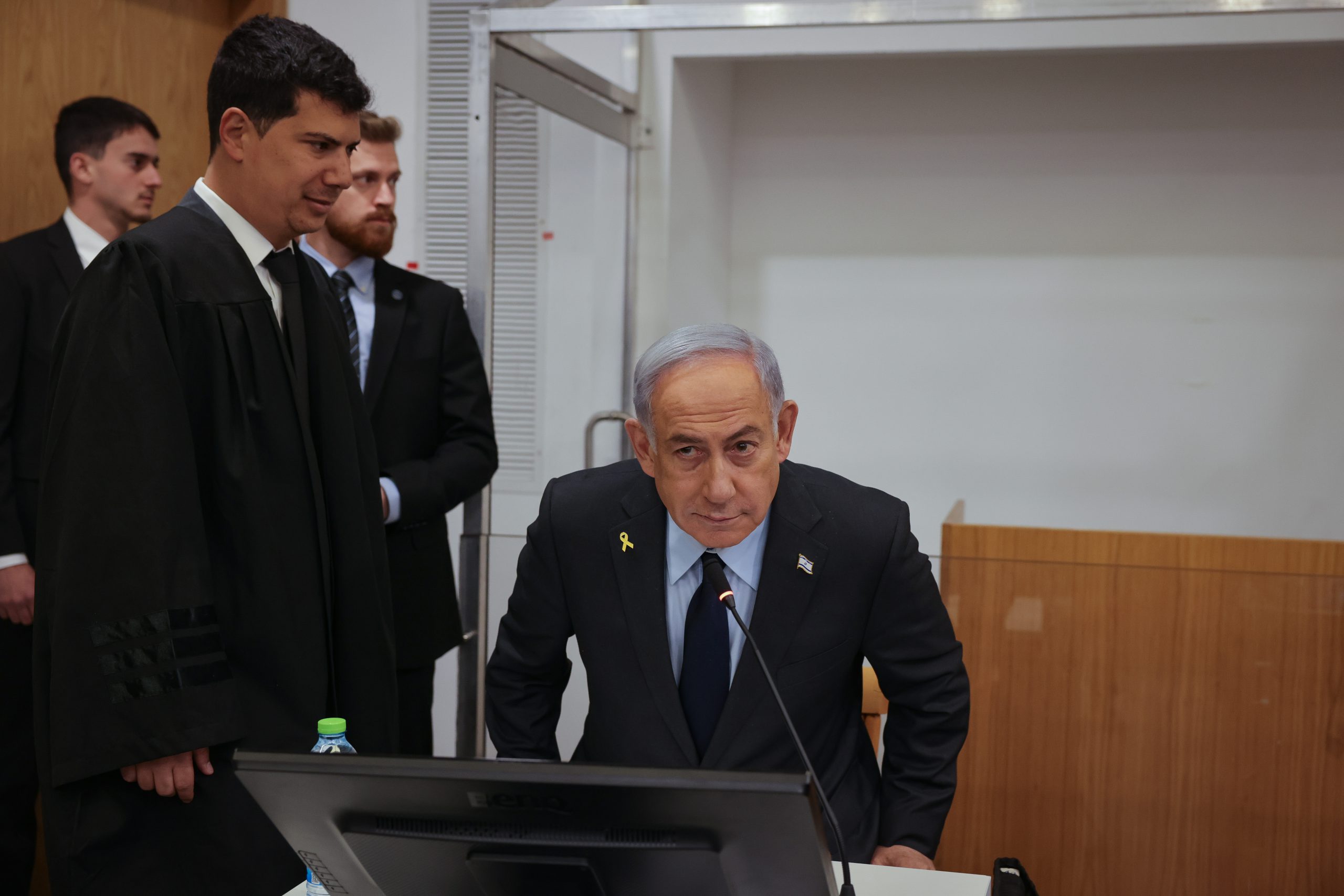 מעקב סרוגים: גם השופטים תוהים למה נתניהו לא מעיד בירושלים