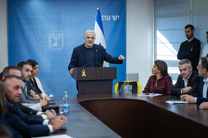 לפיד: "אין לכם זכות לבקש מהציבור להדק את החגורה בזמן שאתם ממשיכים לבזבז"