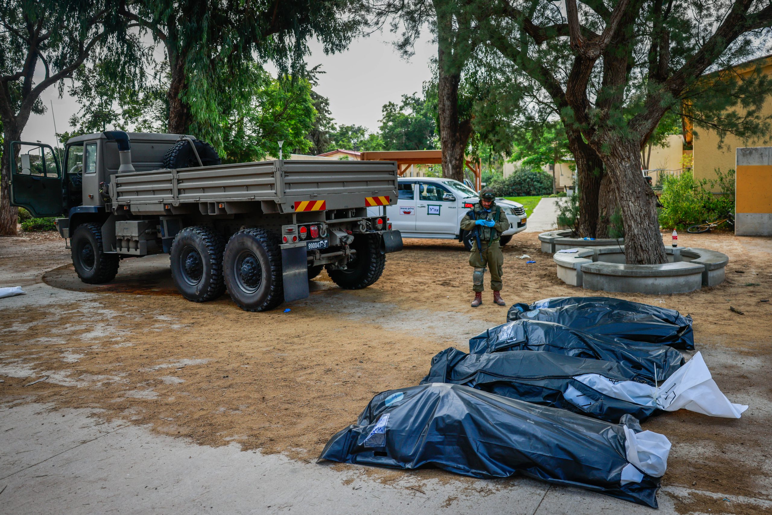 חילוץ הגופות מכפר עזה (חיים גולדברג/פלאש90)