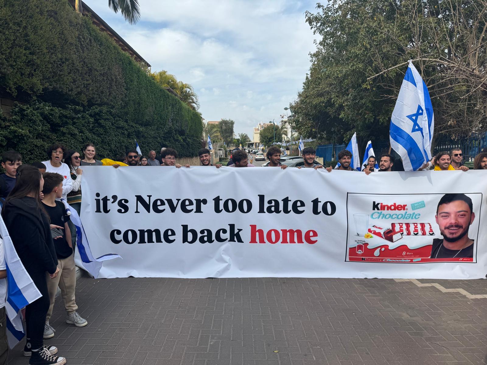 אחרי ששוחרר מבית החולים: עומר ונקרט חזר הביתה | צפו