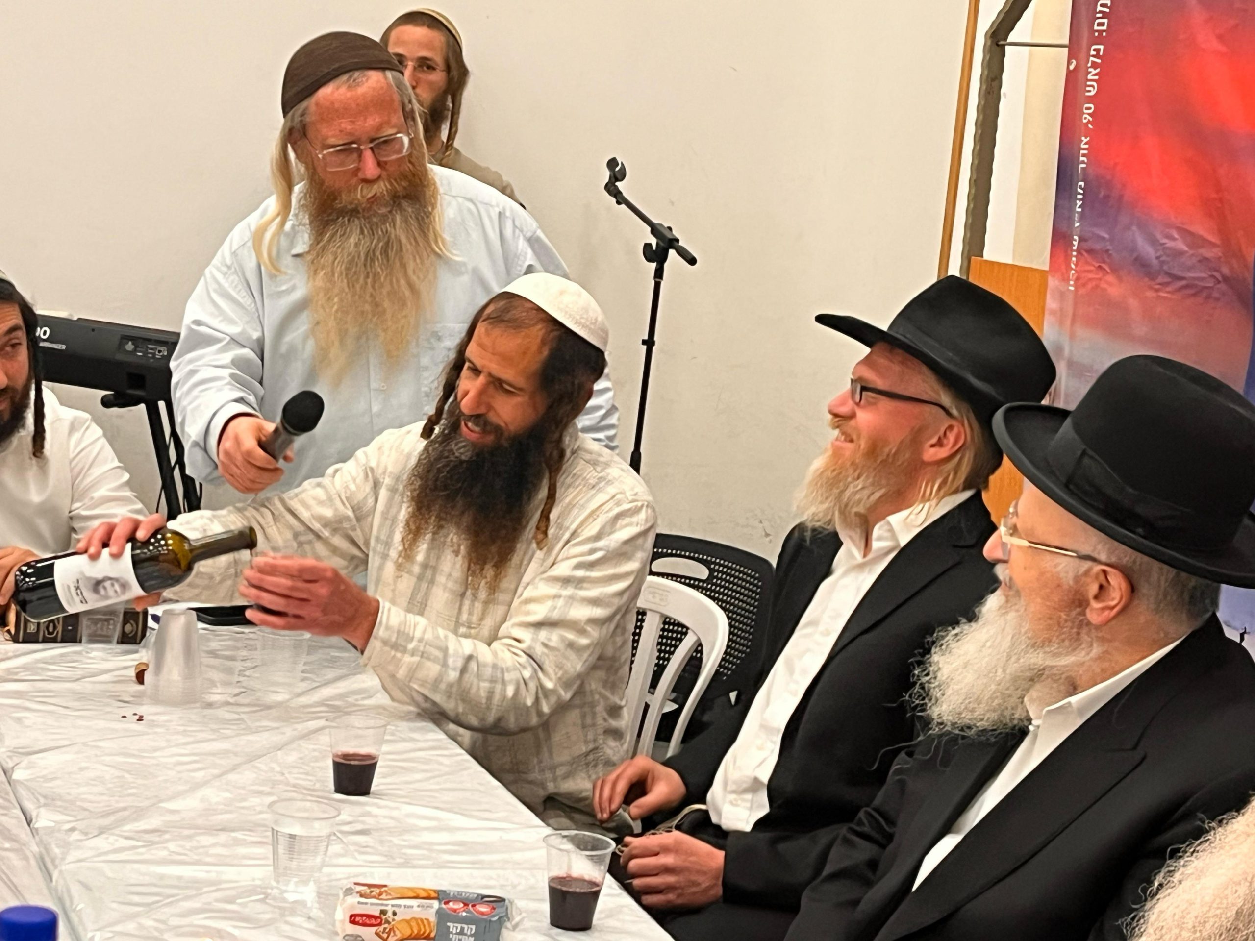מצמרר: הרב השכול בירך על היין שהוקדש לזכר בנו