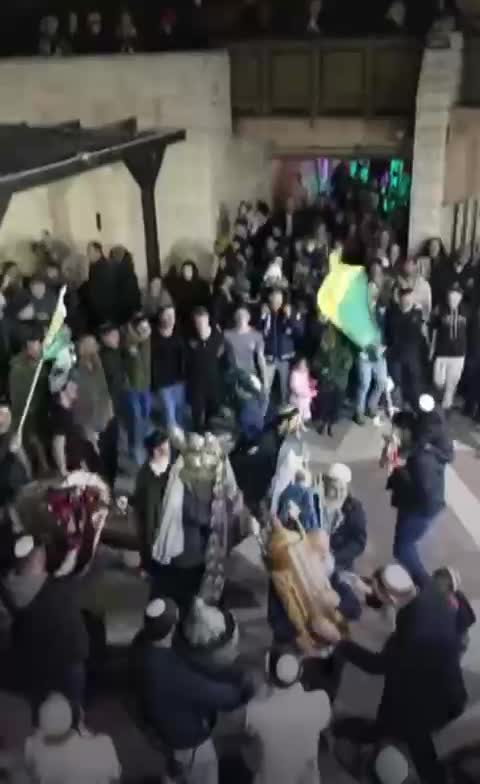 הכנסת ספר התורה לזכר יוחאי דוכן זל
