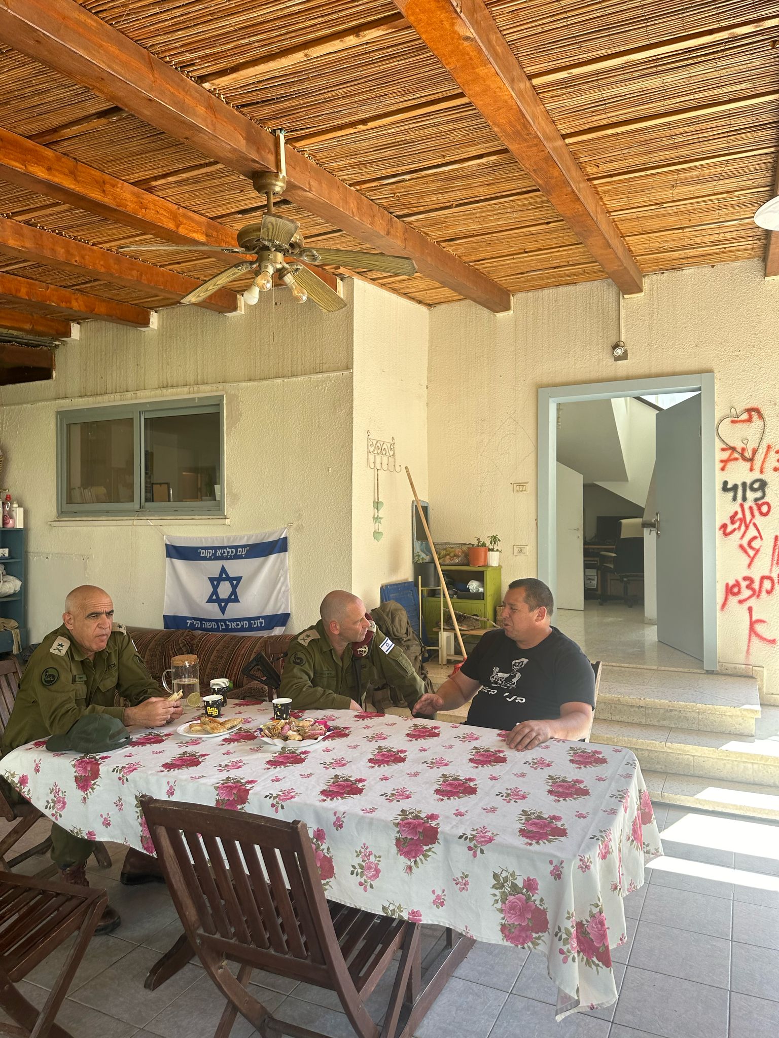 לרגל סיום תפקידו: האלוף ירון פינקלמן ביקר משפחות בקיבוץ בארי
