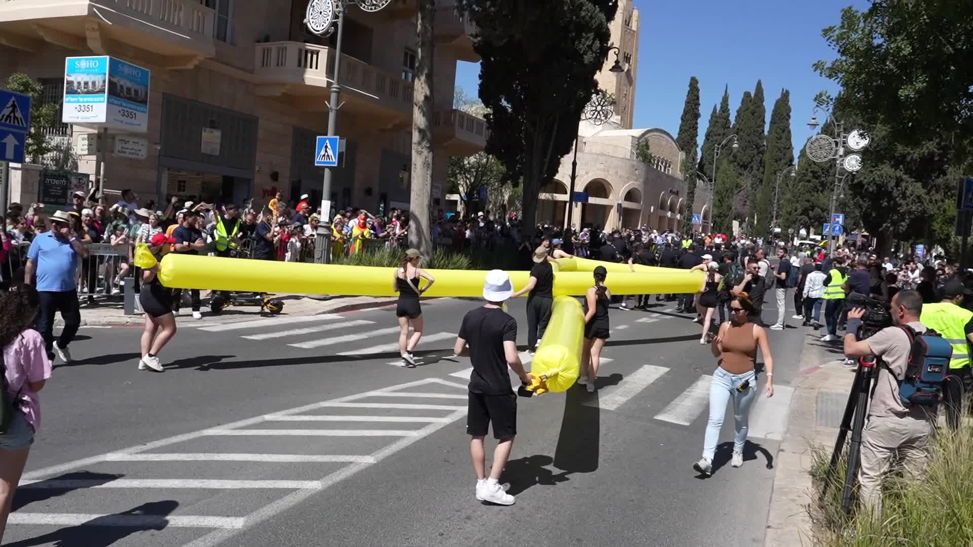 קארינה ארייב ואמה יחד בתחילת תהלוכת פורים מאוחדים של עיריית ירושלים (קרדיט: עיריית ירושלים)