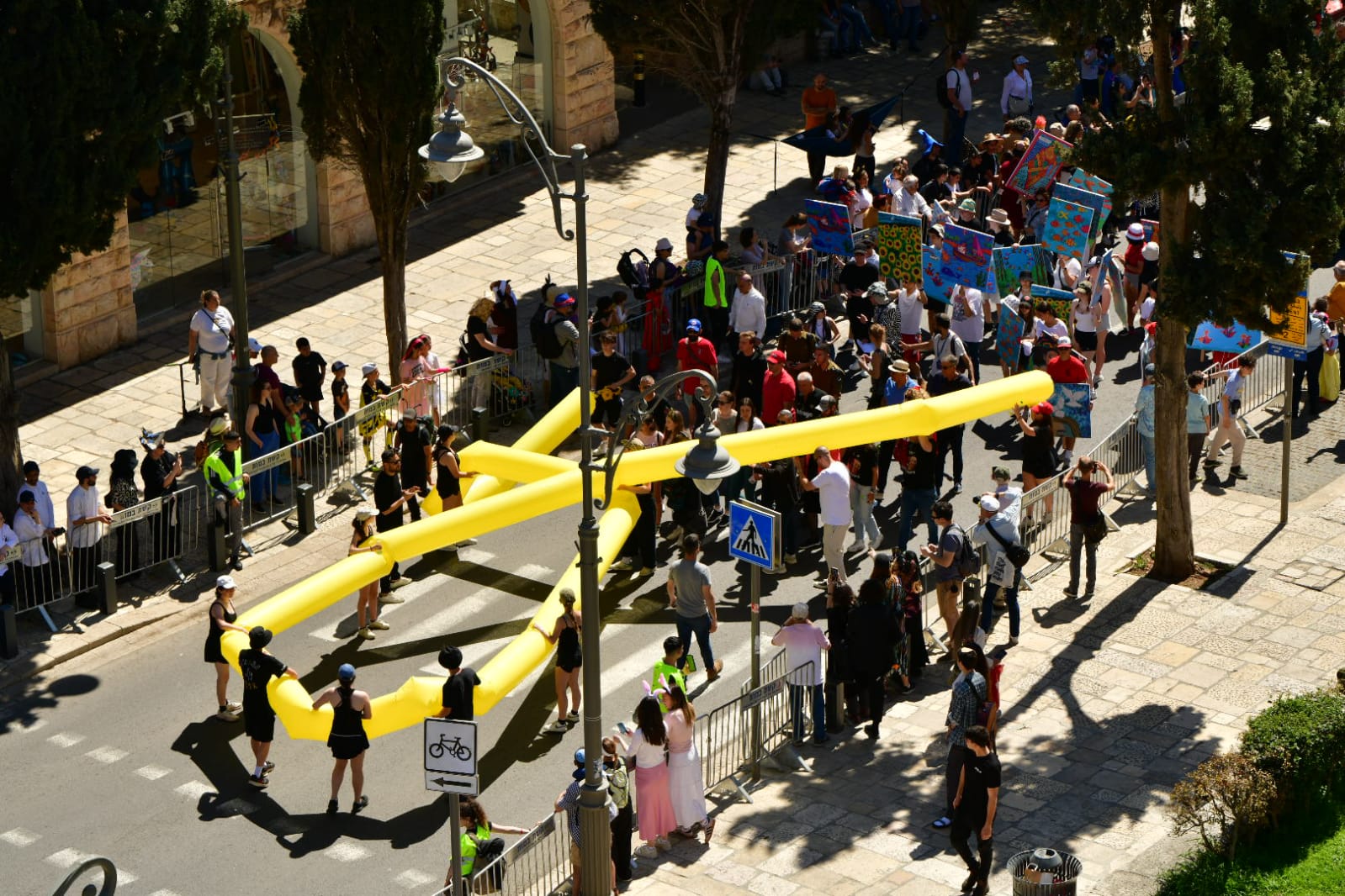 סמל החטופים בתחילת תהלוכת פורים מאוחדים, בשיתוף עיריית ירושלים ותיאטרון הקרון.