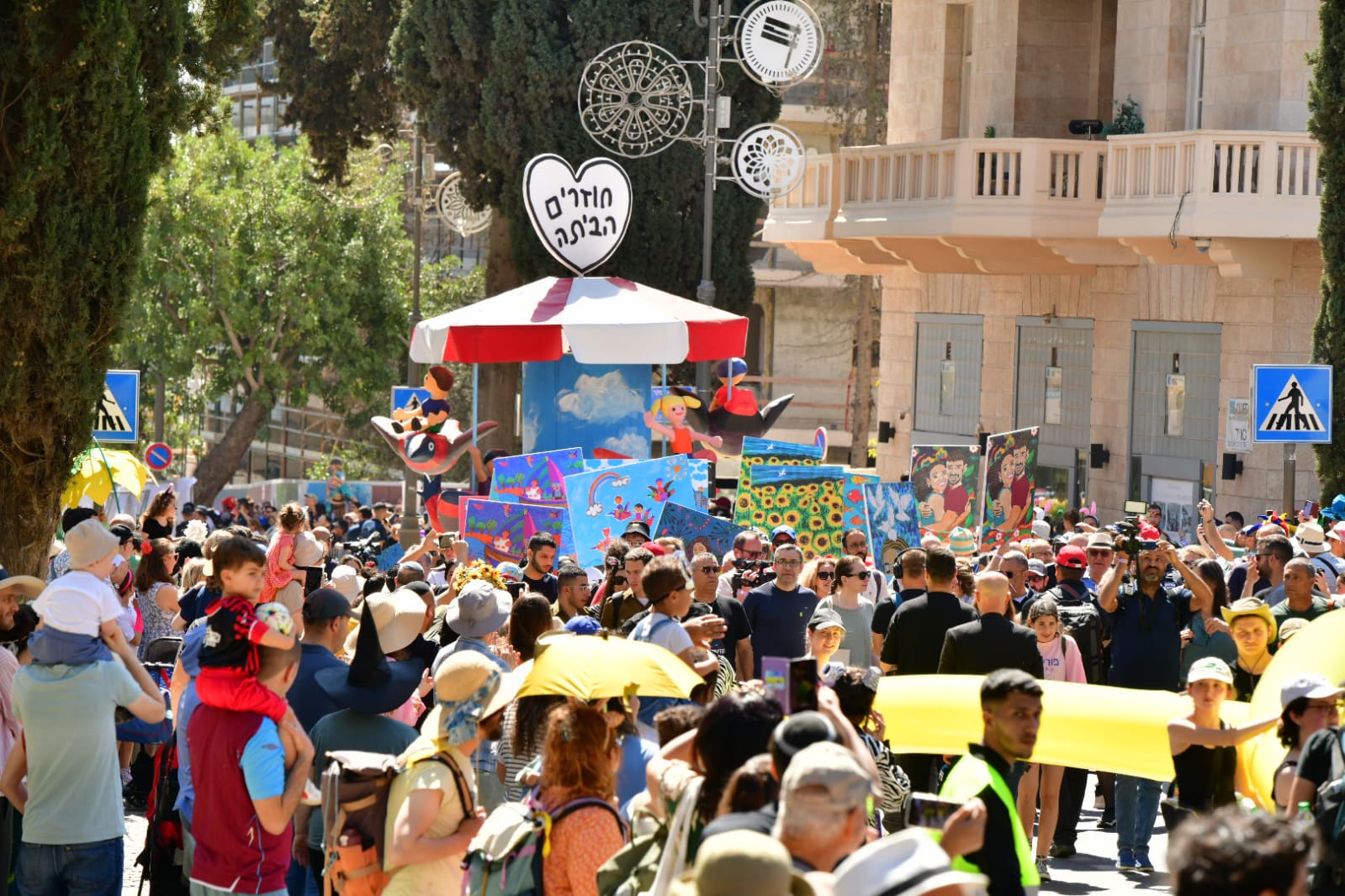 מייצג חוזרים הביתה של זאב אנגלמאיר בתהלוכת פורים מאוחדים בשיתוף עיריית ירושלים ותיאטרון הקרון