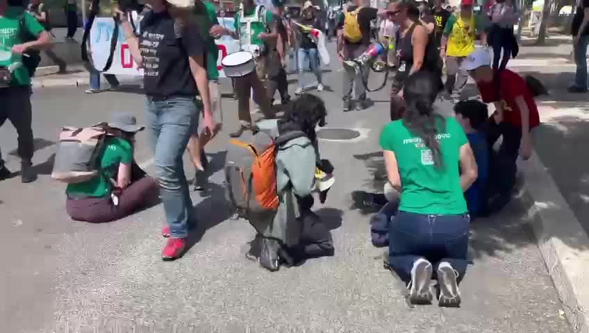 המשטרה נכשלה: עשרות מפגינים חוסמים את הגישה לכנסת