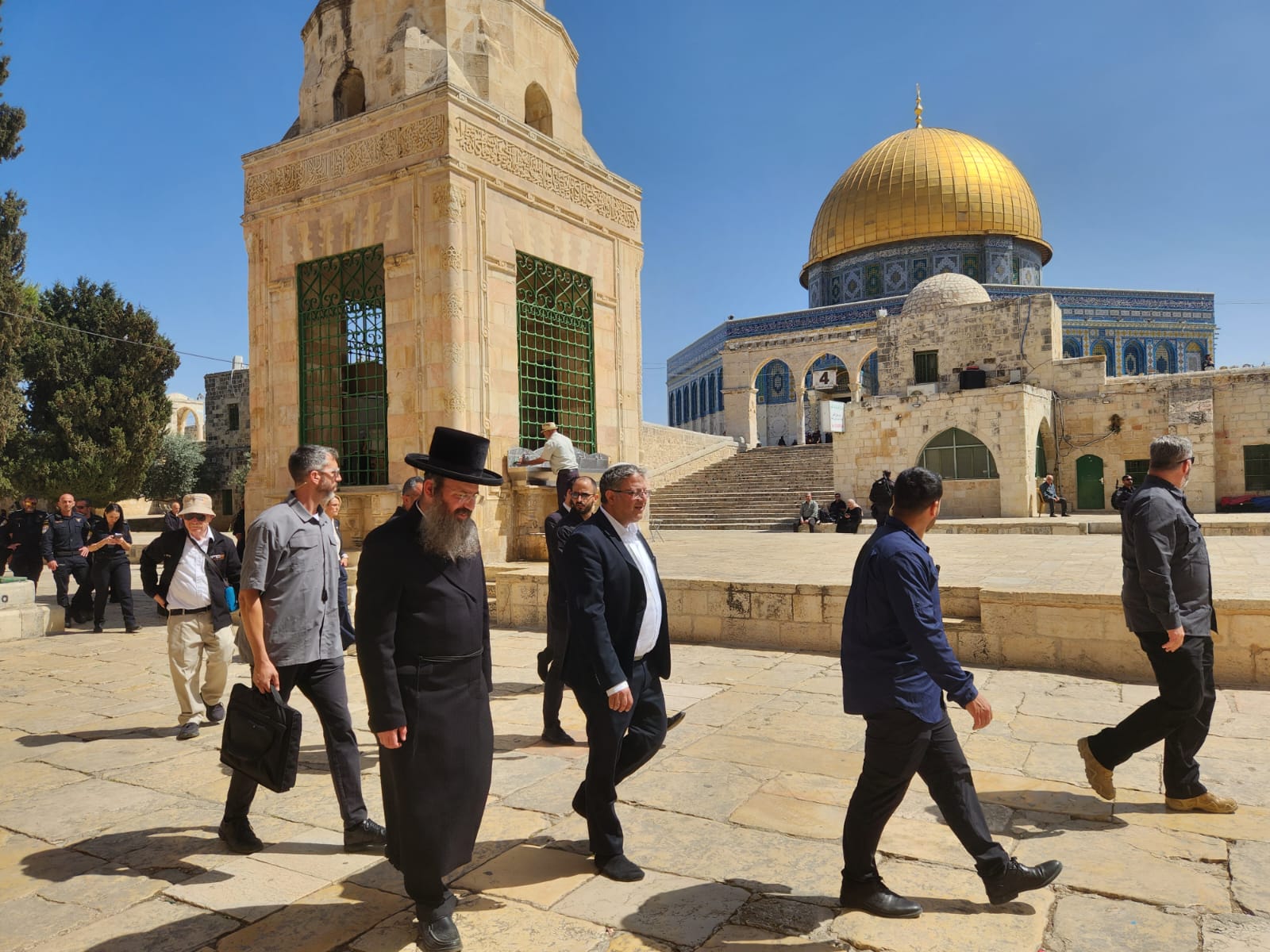 לרגל פתיחתו מחדש: איתמר בן גביר עלה להר הבית
