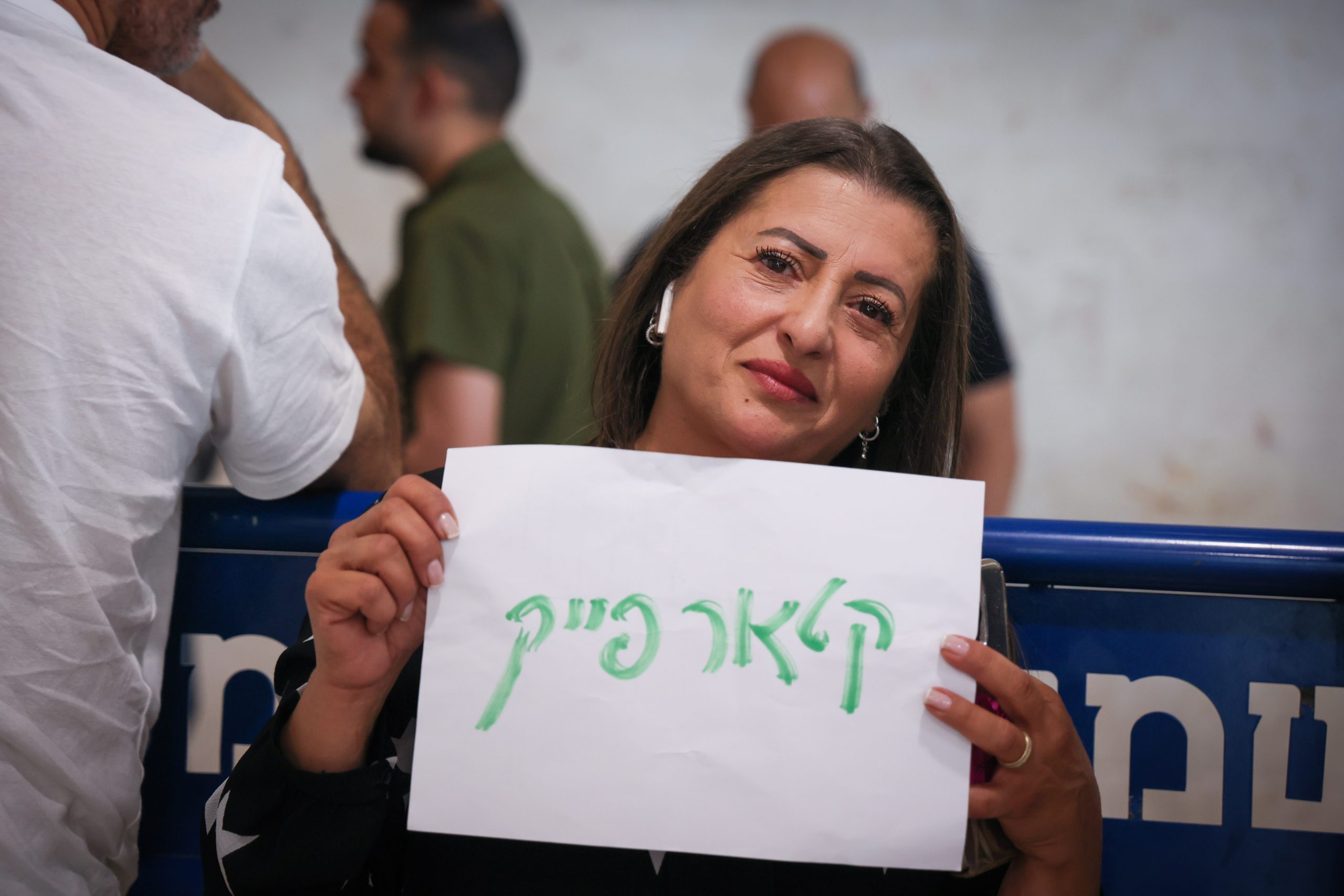 People arrive to the court hearing of Yonatan Orich and Eli Feldstein who were arrested in the so-called Qatargate investigation, at the Magistrate's Court in Petah Tikva, April 4, 2025. Photo by Jonathan Shaul/Flash90 *** Local Caption *** ביתמשפטשלוםהערכתמעצריונתן אוריךאלי פלדשטיין