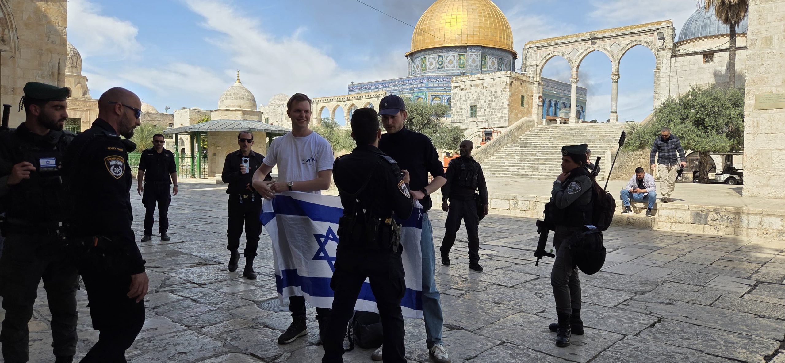 בגלל דגל ישראל: קבוצת תיירים עוכבה בהר הבית