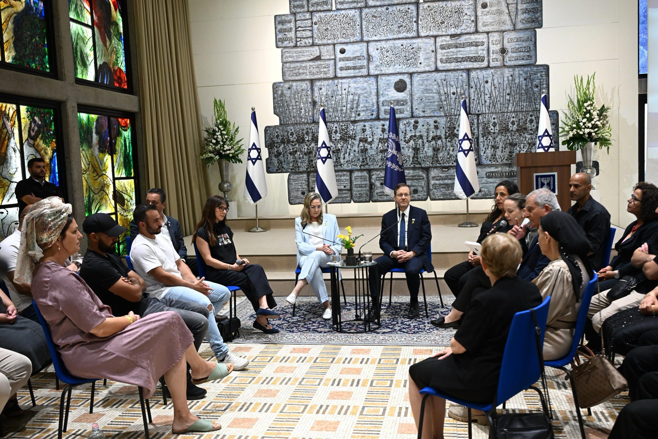 לקראת יום הזיכרון: הרצוג נפגש עם משפחות נפגעי פעולות האיבה