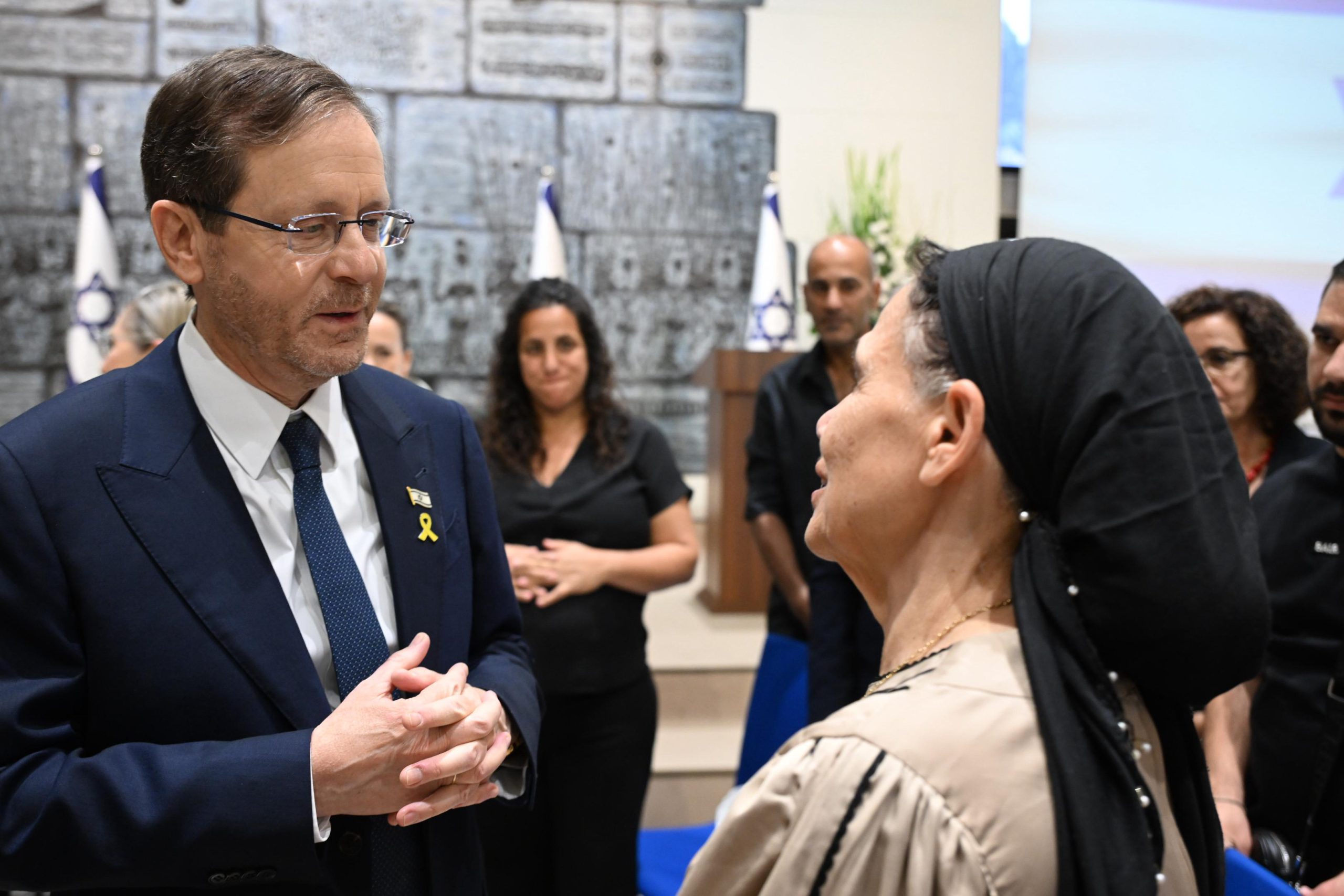 לקראת יום הזיכרון: הרצוג נפגש עם משפחות נפגעי פעולות האיבה