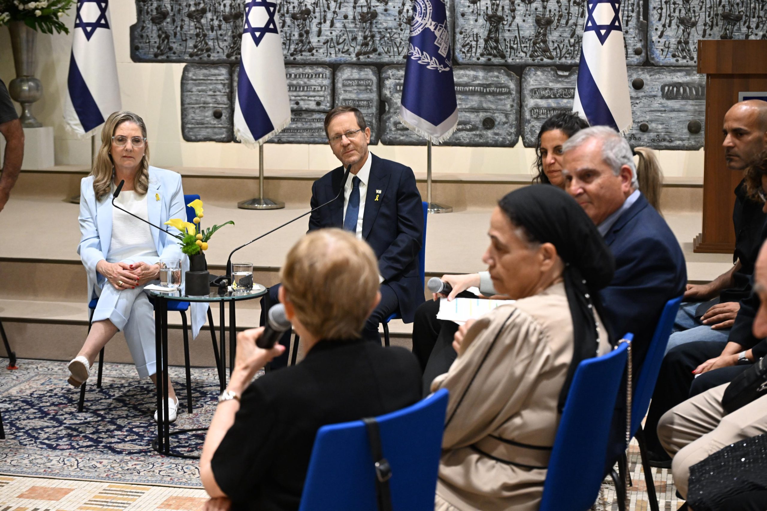 לקראת יום הזיכרון: הרצוג נפגש עם משפחות נפגעי פעולות האיבה