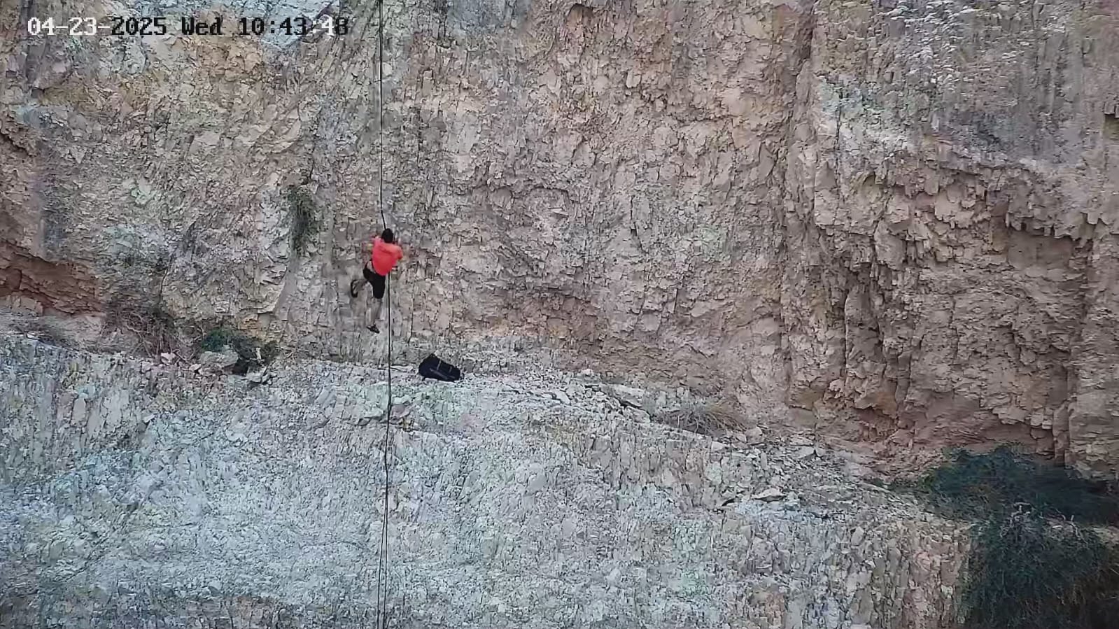 גולש צוקים חולץ לאחר שנלכד על אחד המפלים בנחל קומראן