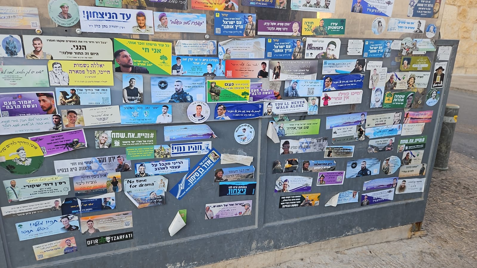תופעת הסטיקרים בכל מקום (צילום רעיה גול)