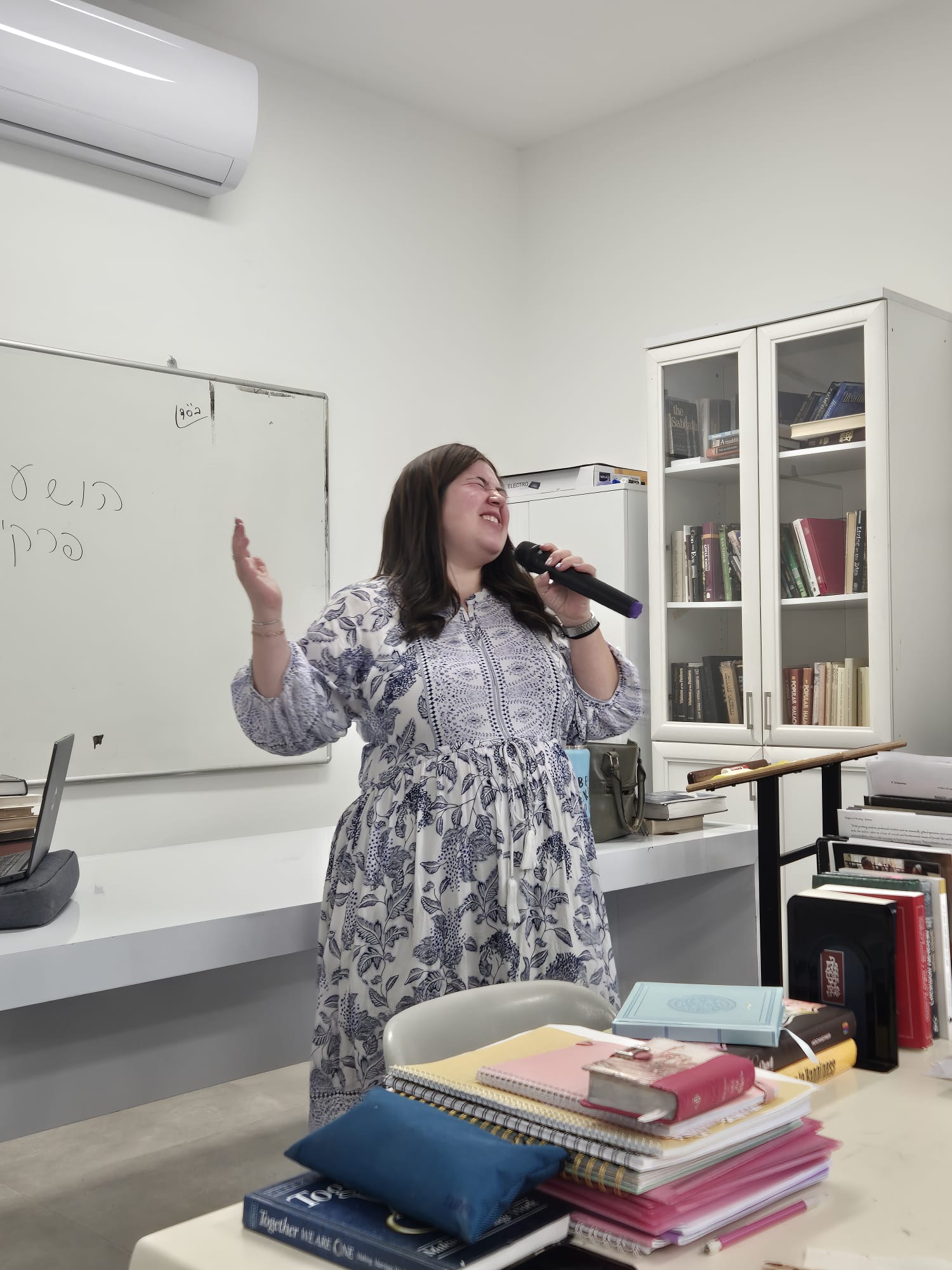 אביגיל שיינפלד בהופעה בבית ספר מדרשת לב (צילום אסתר גרוסמן)