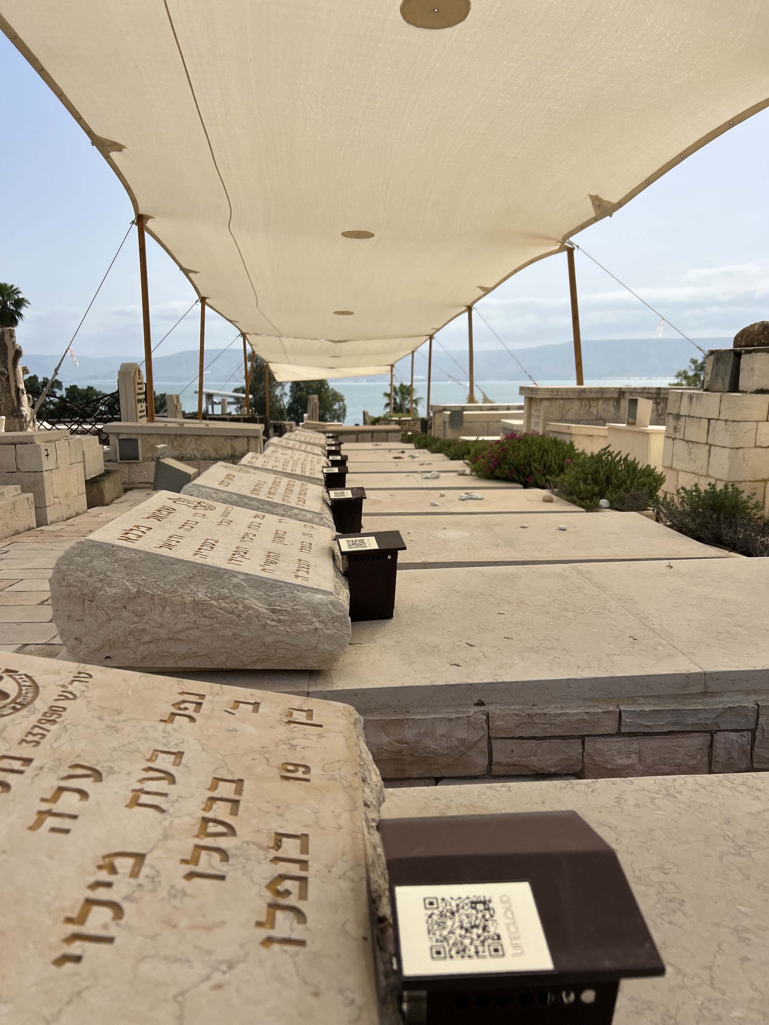בית העלמין בטבריה, ברקוד לכל קבר (צילום Lifecloud)