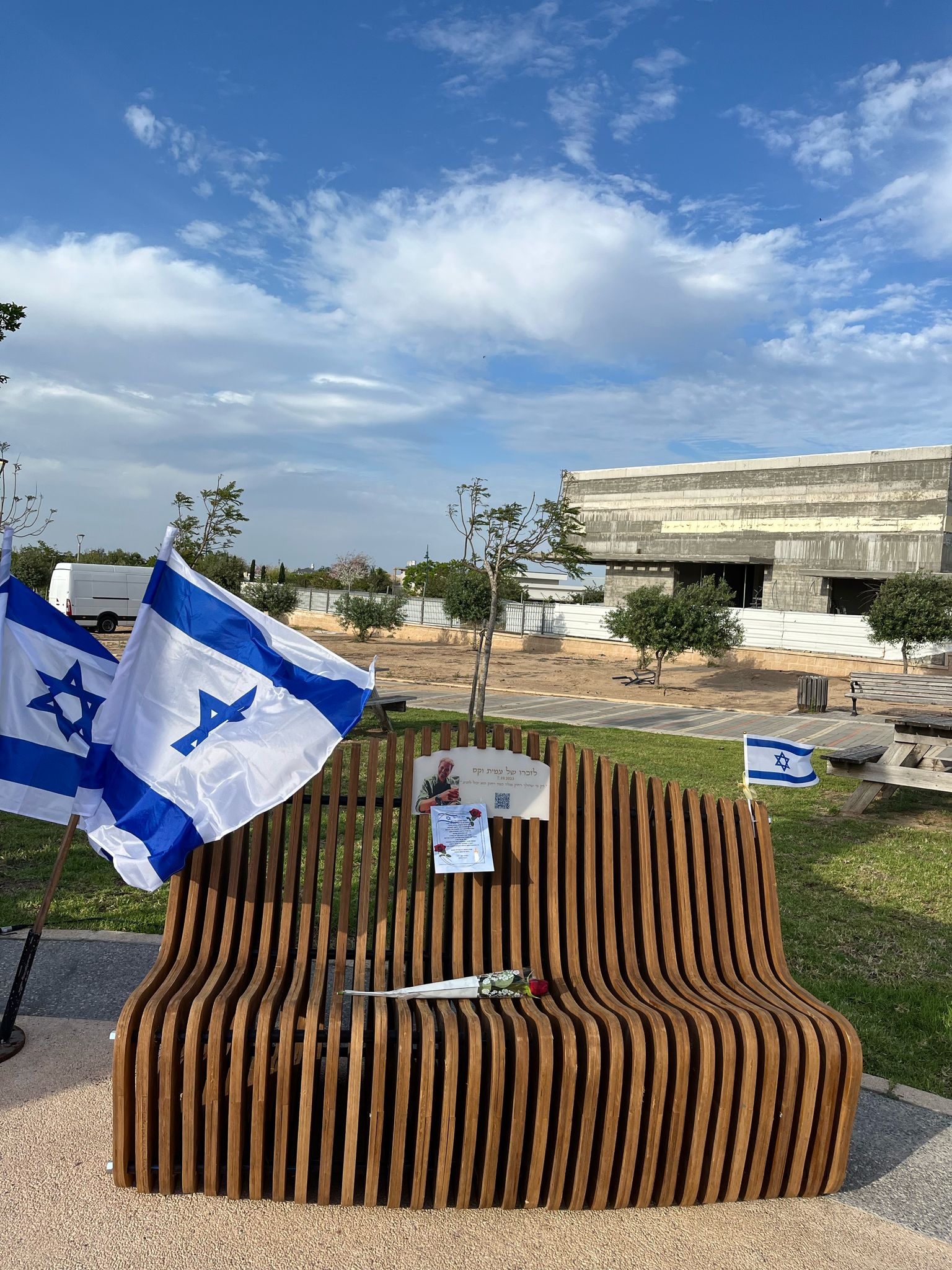 פרויקט הנצחה, עם ברקודים של LifeCloud (צילום Lifecloud)