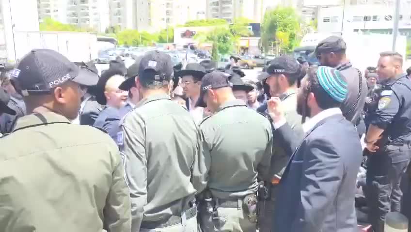 ח"כ צבי סוכות בהפגנת חרדים נגד הגיוס.