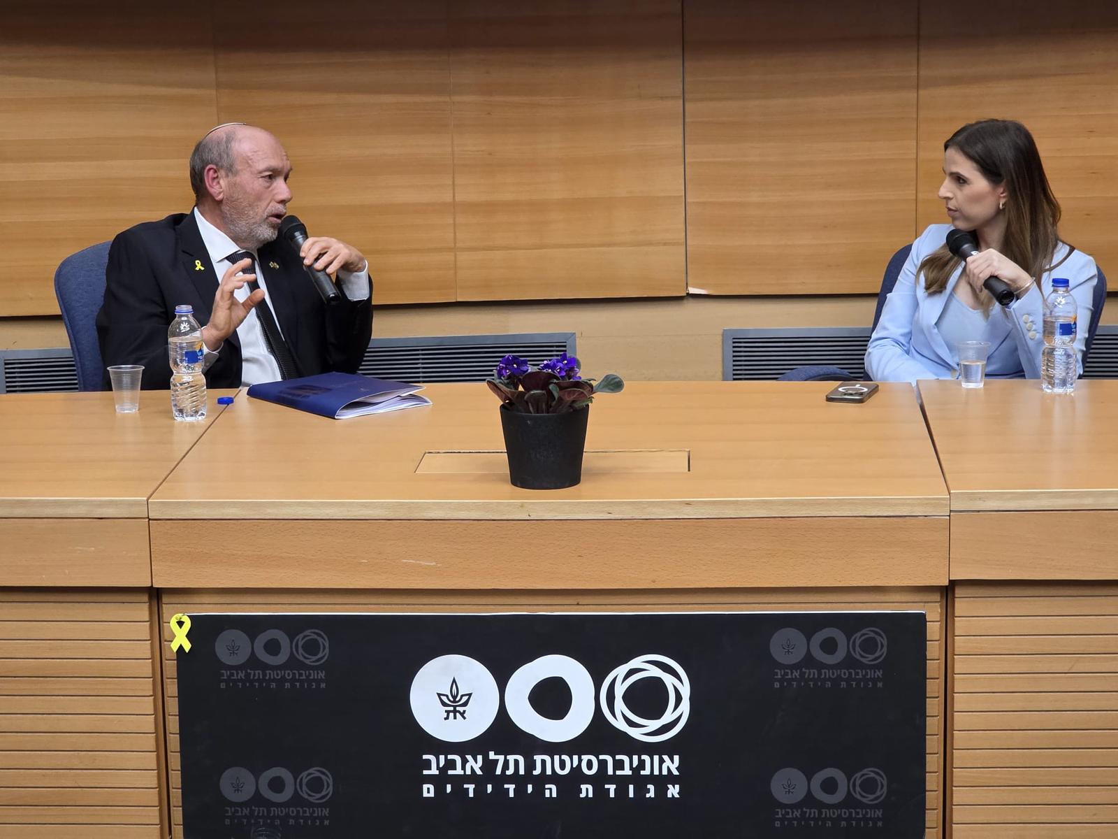 בשיחה עם העיתונאית דפנה ליאל