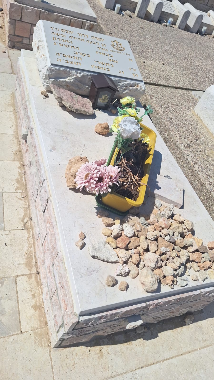 ערב יום הזיכרון: אלמונים חיללו דגלים בבית העלמין בחברון