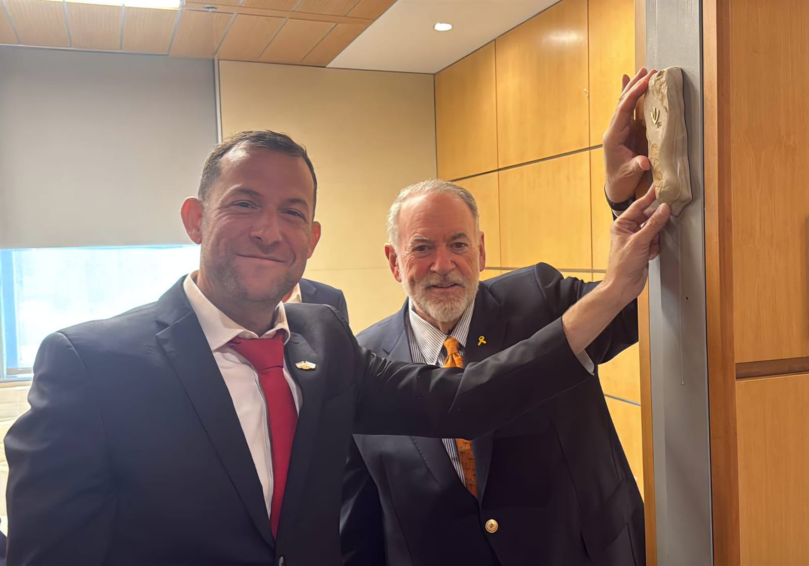 צפו: האקבי ודגן קבעו מזוזה מאבני השומרון בדלת לשכת השגריר