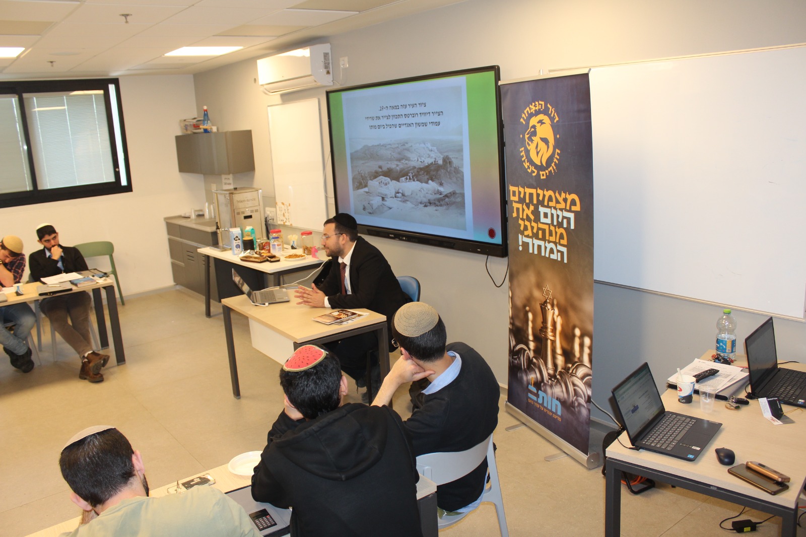 ההיסטוריון ישראל שפירא בהרצאה בקורס 'דור הניצחון' מטעם ארגון 'חותם'. (באדיבות המצולם)