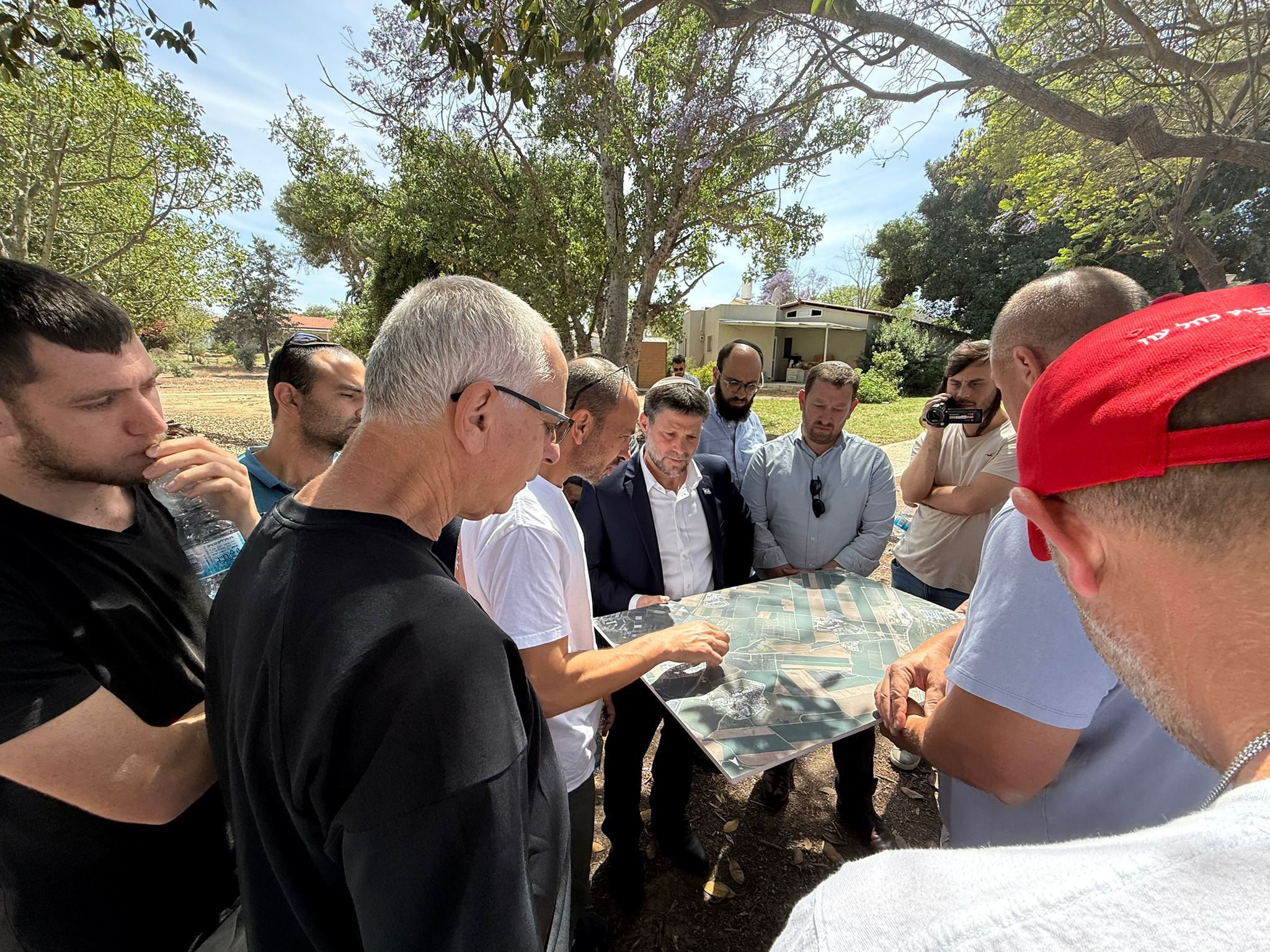 בפעם השנייה: סמוטריץ' הגיע לסיור בקיבוץ נחל עוז