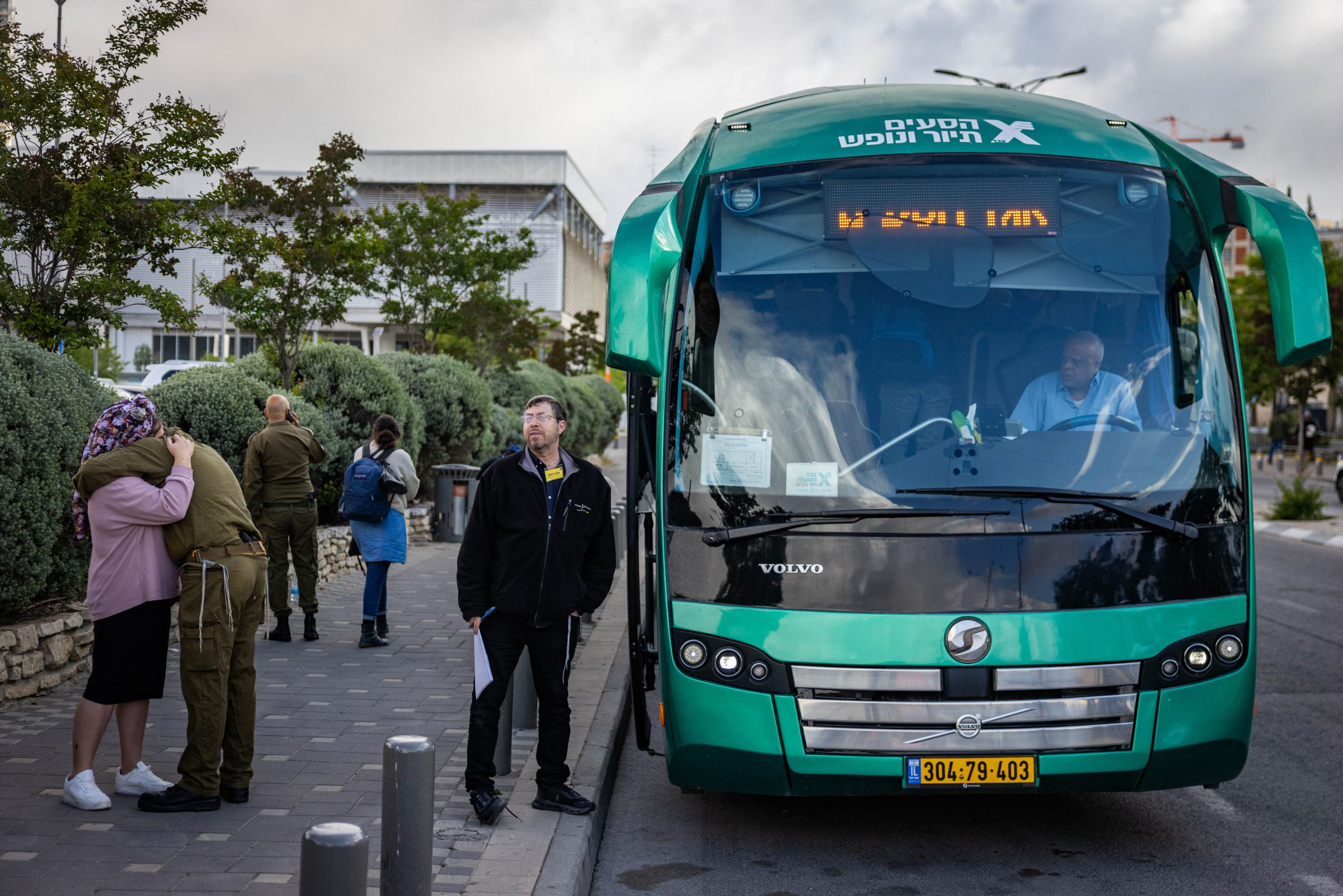 אשתו של העיתונאי המגויס רותחת: "תתבייש, חוצפן"