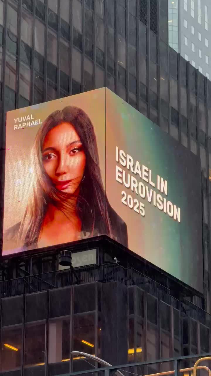 יובל רפאל על הטיימס סקוור (צילום באדיבות למשרד החוץ והקונסוליה בניו יורק)