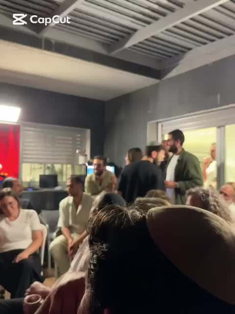 השחקן עומר חזן ושובל חזיזה, בשיעור תורה (צילום שמואל פרץ, באדיבות איציק אוחנה 'כיכר השבת' ו'הרבנית של האינסטגרם' )