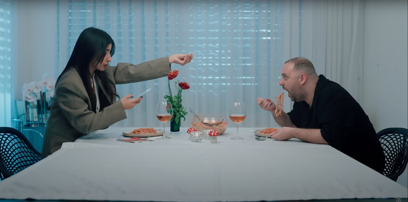 כוכבי הרשת גלגול ולירז עוזרי בקליפ "אהובה" של הפרויקט של רביבו (צילום מסך מתוך הקליפ ביוטיוב)