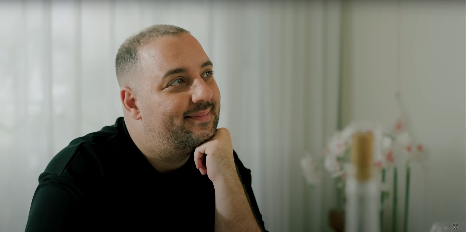כוכבי הרשת גלגול ולירז עוזרי בקליפ "אהובה" של הפרויקט של רביבו (צילום מסך מתוך הקליפ ביוטיוב)