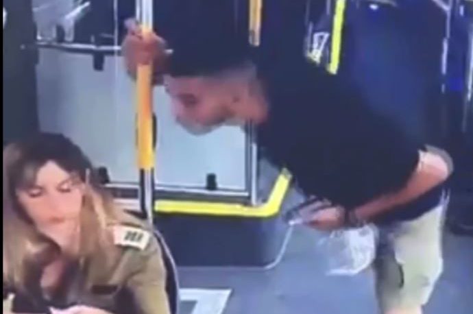 פרשת היריקה על הקצינה: החשוד במעשה נחקר באזהרה