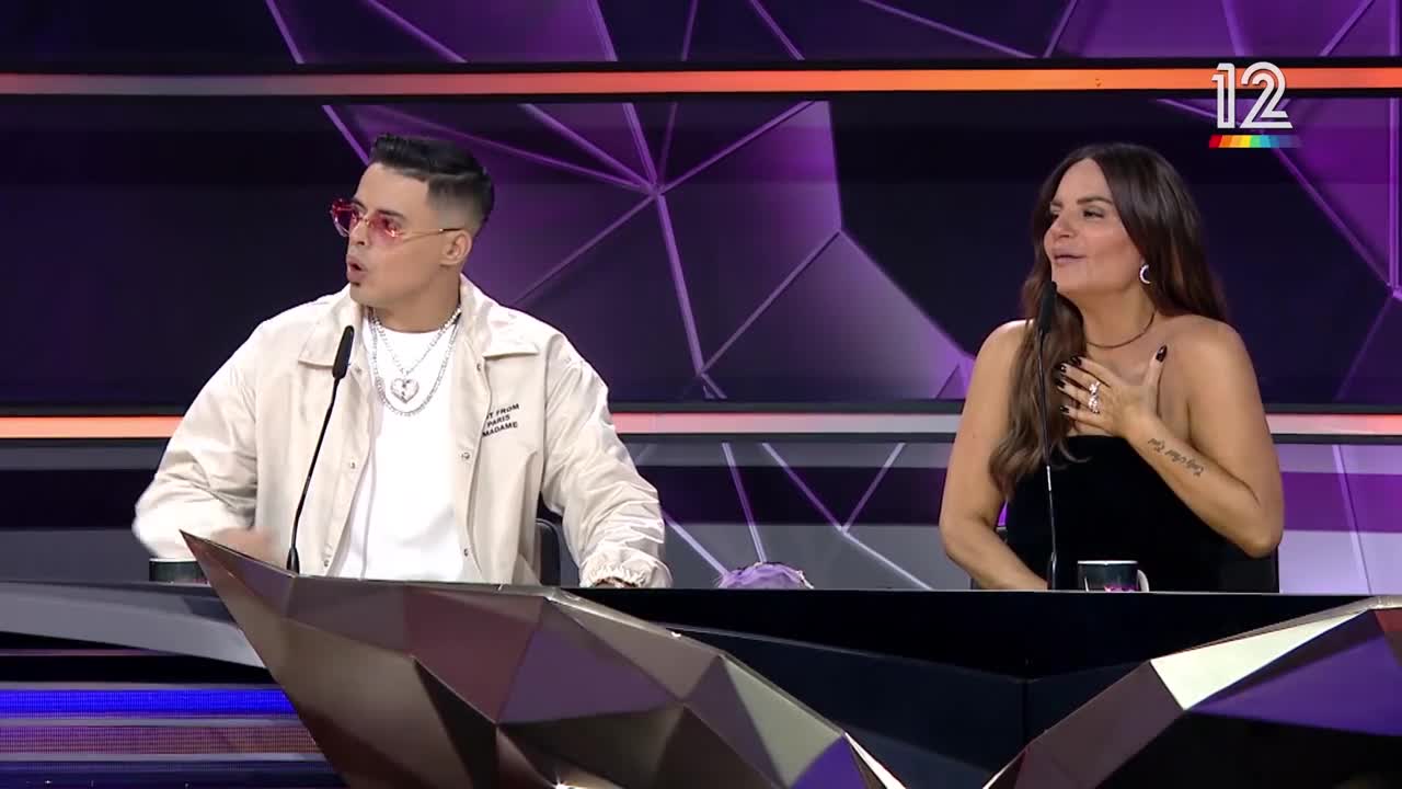 הצצה לזמר במסיכה (באדיבות קשת 12)