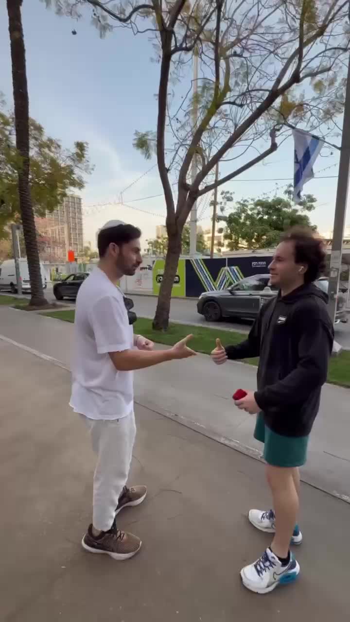 נאור ברוך מניח תפילין לאנשים ברחוב (באדיבות המצולם)